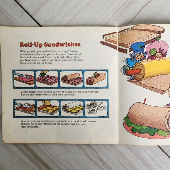 Strawberry Shortcake's Cooking Fun Vintage Book by Michael J. Smollin 1980 - Picture 12 of 15